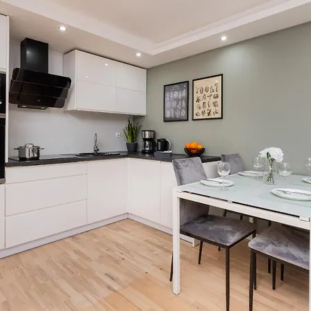 Cozy With Balcony In Dlugie Ogrody By Renters גדנסק