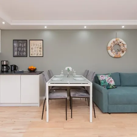 Cozy With Balcony In Dlugie Ogrody By Renters Apartament