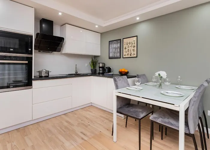 Cozy With Balcony In Dlugie Ogrody By Renters Gdańsk